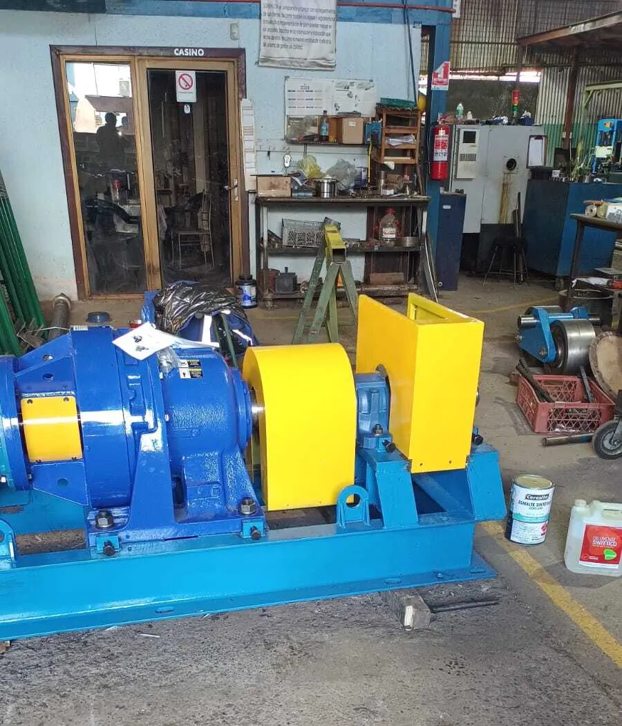Dispositivo ensamblado con acabado azul y amarillo de seguridad